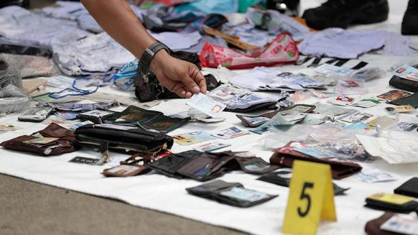العثور على 52 من بطاقات الهوية في أعمال البحث الجارية بشأن الطائرة التي سقطت في البحر بأندونيسيا