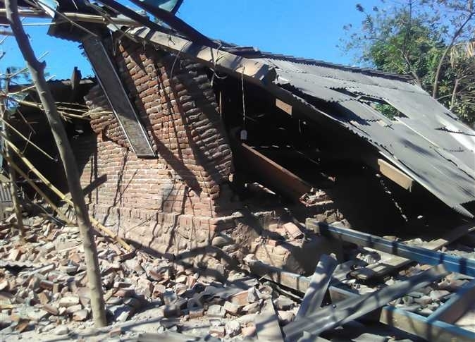 زلزال إندونيسيا يهز المسجد.. والكاميرا ترصد رد فعل المصلين (فيديو)