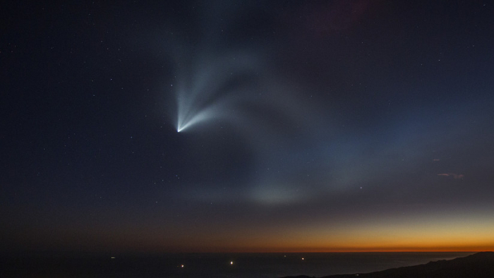 VIDEO: El Falcon 9 deja un destello espectacular en el cielo de California