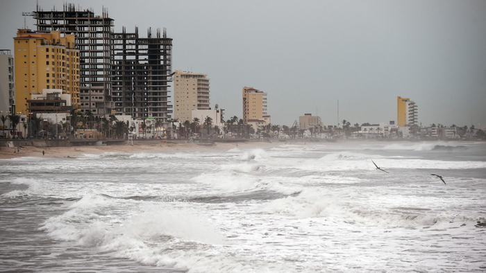 Miles de mexicanos son evacuados ante la amenaza del huracán Willa