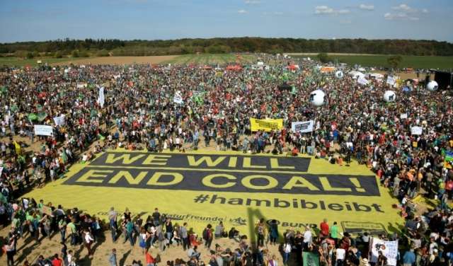 Des milliers de manifestants anti-charbon dans une forêt allemande