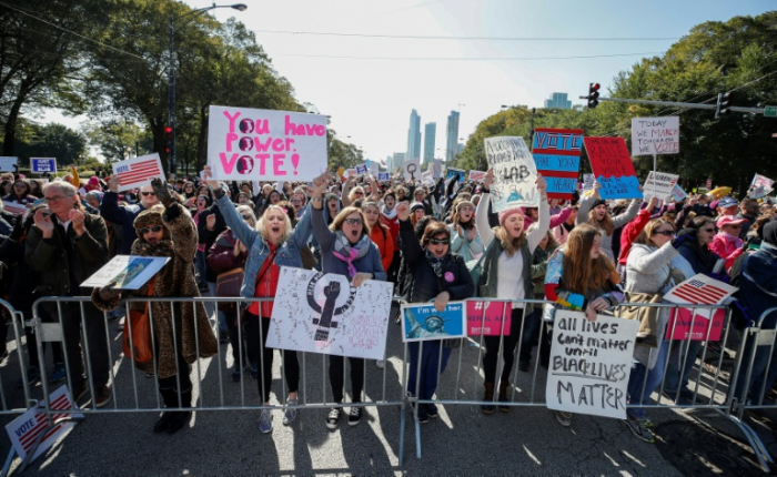 Des milliers de manifestants à Chicago contre la politique "anti-femmes" de Trump