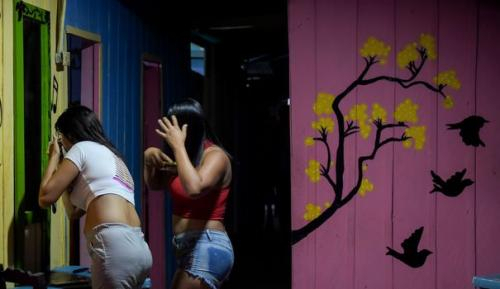 Colombie: la prostitution en exil pour nourrir sa famille restée au Venezuela