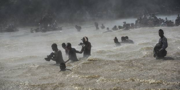 Guatemala : des centaines de migrants honduriens se jettent dans le fleuve pour passer au Mexique