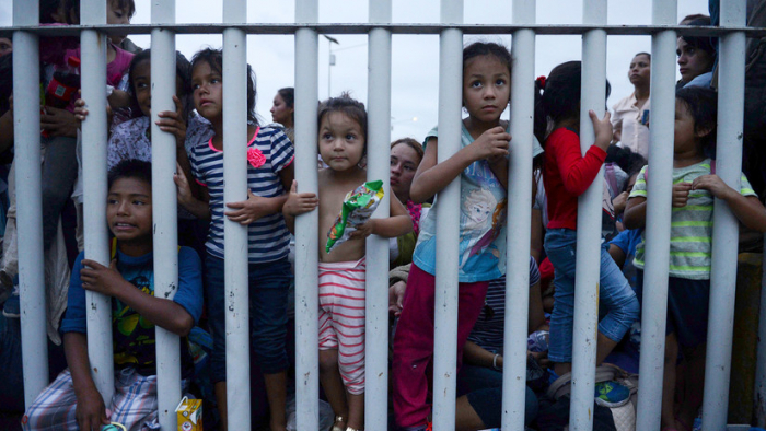 México abre la frontera a mujeres y niños de la caravana de migrantes