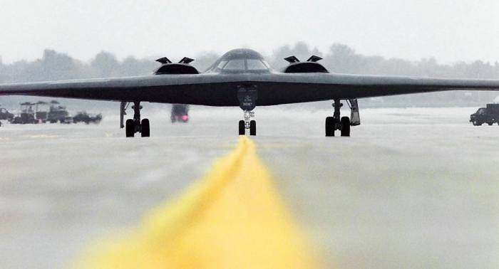 El aterrizaje de emergencia del bombardero estratégico B-2 se debe a un fallo del motor (vídeo)