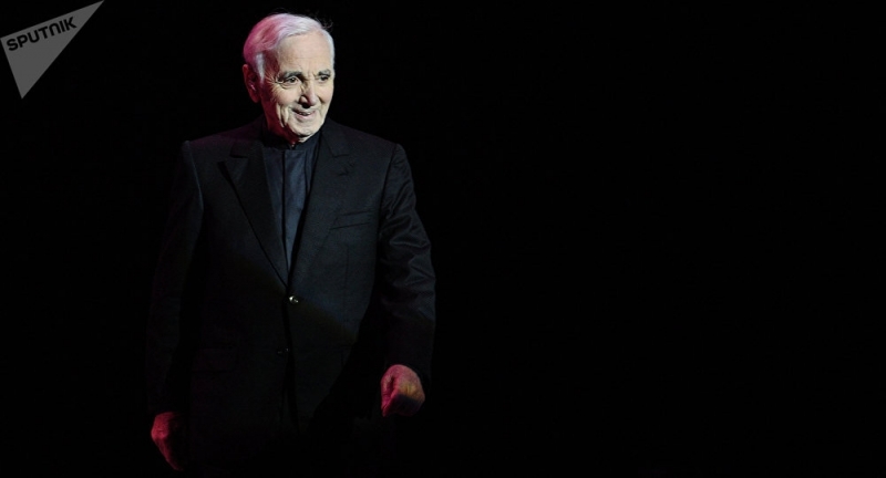 Macron publica un tuit en armenio en homenaje a las raíces de Aznavour