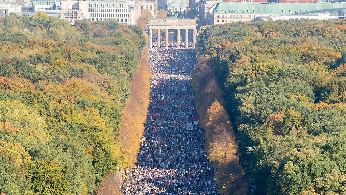 Mehr als 100.000 ziehen durch Berlin