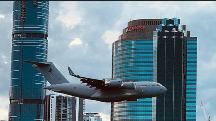 El arriesgado momento en que un Boeing vuela deslizándose en el centro de Brisbane