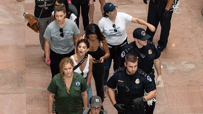 Schumer und Ratajkowski bei Demo festgesetzt