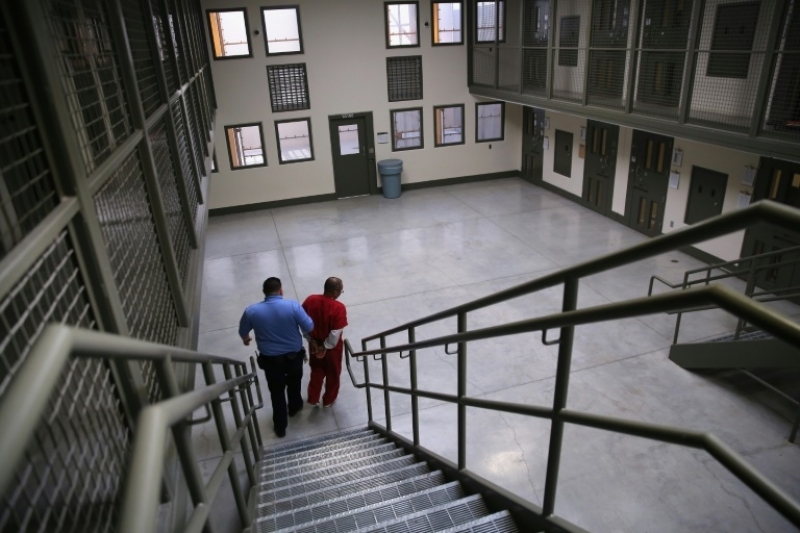 Riesgo de suicidios en mayor cárcel de inmigrantes de California