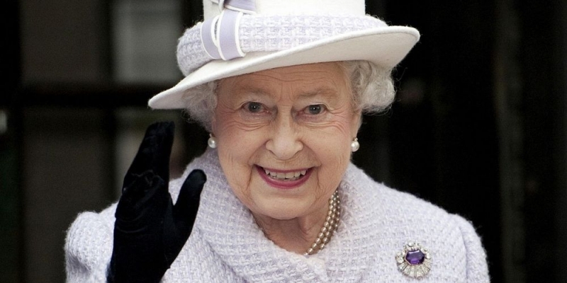 La reine Elizabeth utilise un faux bras ganté pour saluer depuis sa voiture