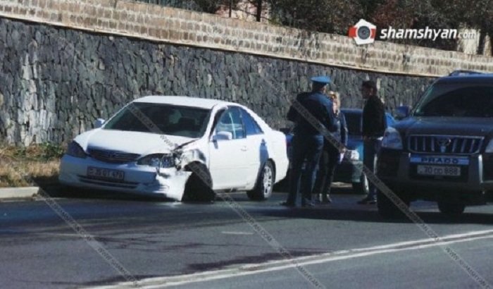 Almaniya səfirliyinin maşını Ermənistanda qəzaya uğrayıb
