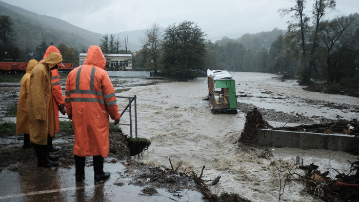 VIDEOS: Calles inundadas y puentes hundidos por las fuertes inundaciones en el suroeste de Rusia