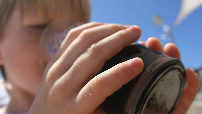 Vater ernährt Kinder nur mit Cola und Keksen