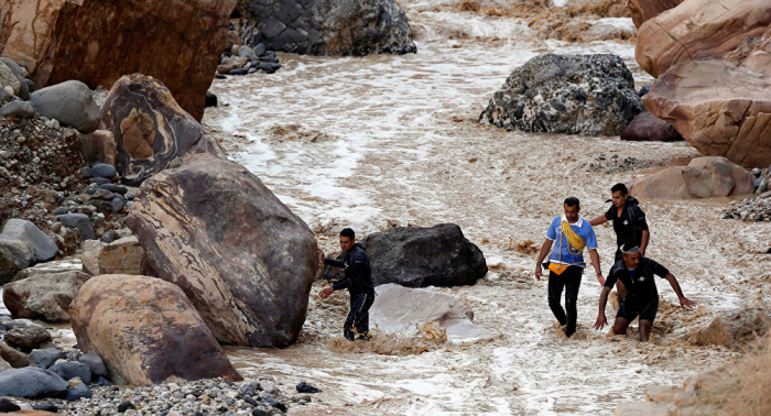 Hallan a 35 sobrevivientes y 21 víctimas tras las inundaciones en Jordania