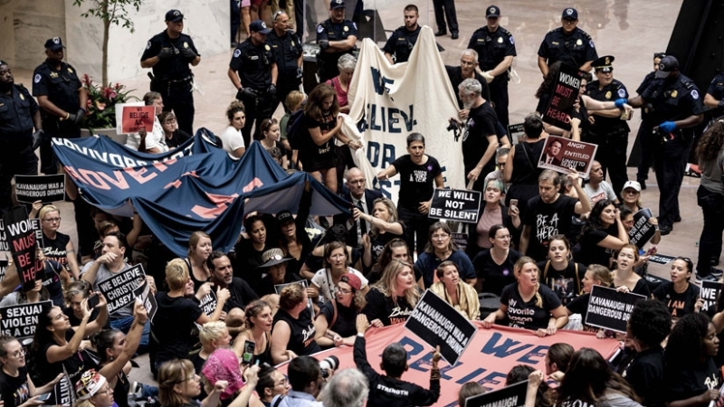 Detienen hasta a la modelo Emily Ratajkowski durante las protestas contra el juez Brett Kavanaugh