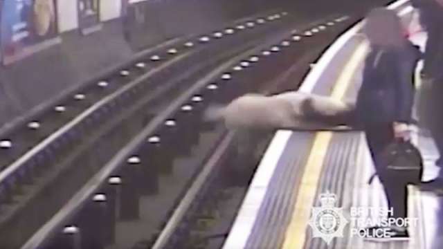 VIDEO: Un hombre empuja brutalmente a un anciano de 91 años a las vías del Metro