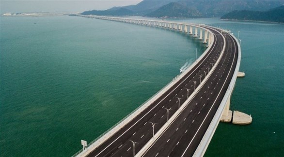 الصين تفتتح جسراً بحرياً عملاقاً يربط هونغ كونغ وتشوهاي وماكاو