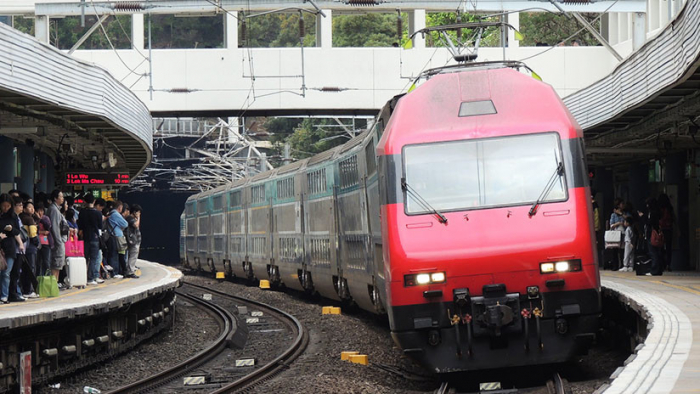 VIDEO: Su hija cae bajo un tren y no se percata por estar 