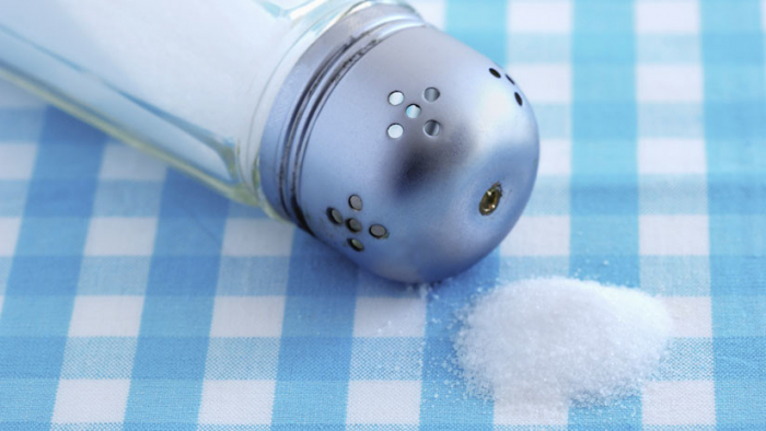 Científicos hallan un peligroso componente en el 90 % de la sal de mesa