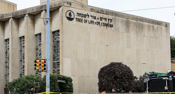 El atacante de la sinagoga en Pittsburgh comparece en un tribunal en silla de ruedas
