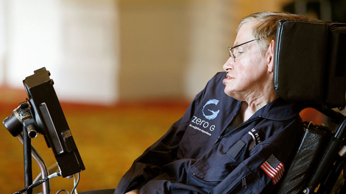 Subastan la silla de ruedas, tesis y otras obras de Stephen Hawking