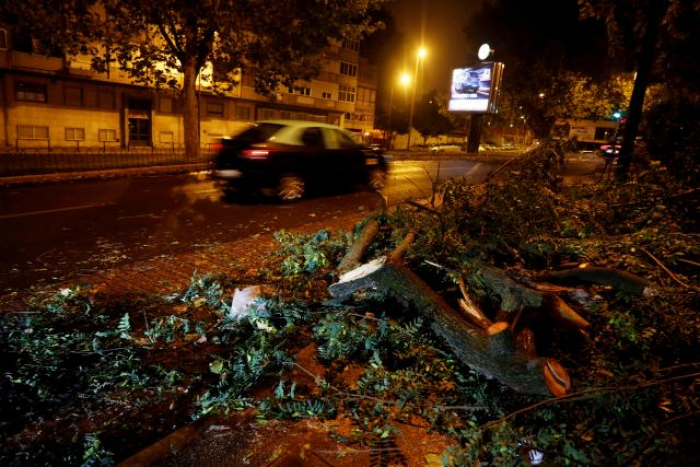 Storm Leslie hits Portugal, leaves thousands without power
 