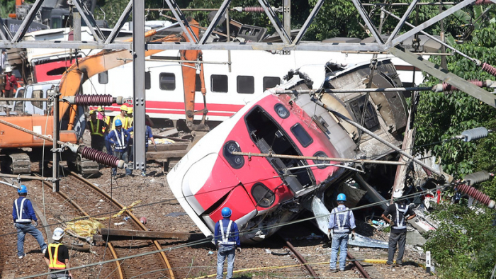 VIDEO: El momento exacto del mortal descarrilamiento de un tren en Taiwán