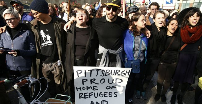 En medio de protestas, Trump visitó la escena del tiroteo en Pittsburgh