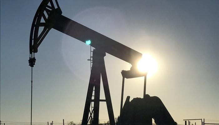 النفط يتراجع بسبب "الإعفاء الإيراني"