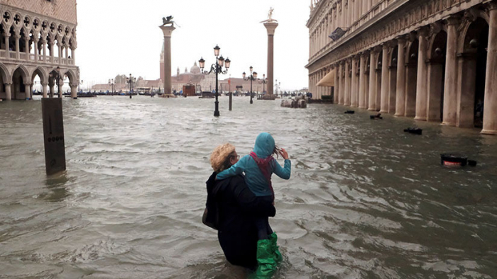  Una excepcional marea alta deja el 75 % de Venecia bajo el agua-VIDEO