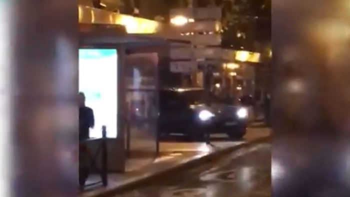 VIDEO: Un coche persigue e intenta atropellar a un hombre en el centro de Madrid