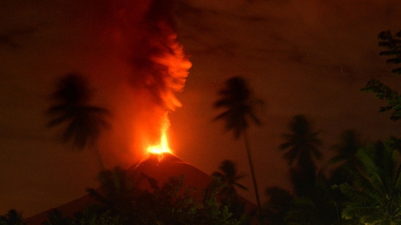 La erupción de un volcán en isla indonesia de Célebes arroja ceniza hasta 2.000 metros de altura