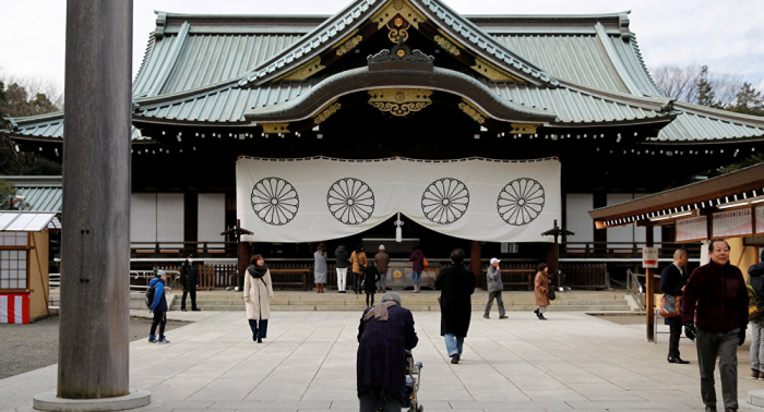 Parlamentarios japoneses visitan el polémico santuario Yasukuni