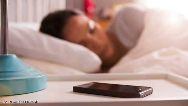 مركز أميركي يرصد مخاطر النوم قرب الهاتف
