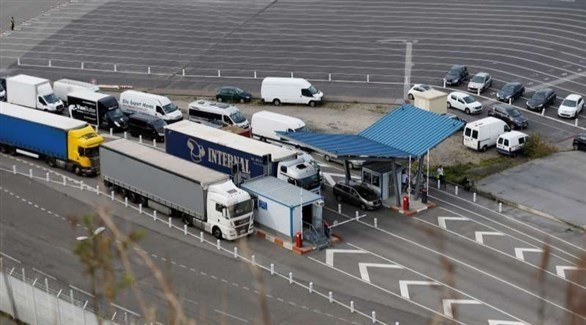 العثور على 21 شخصاً بينهم أطفال في شاحنة تبريد بميناء بريطاني