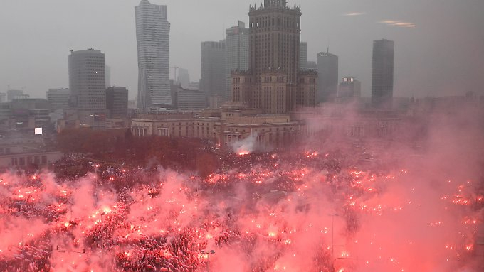 Tausende Rechte ziehen durch Warschau