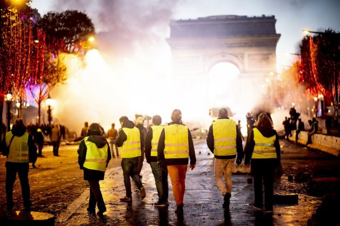 France / Gilets jaunes: le gouvernement maintient les taxes, la mobilisation se poursuit
