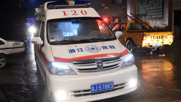 Un coche embiste a varios niños frente a una escuela primaria en China