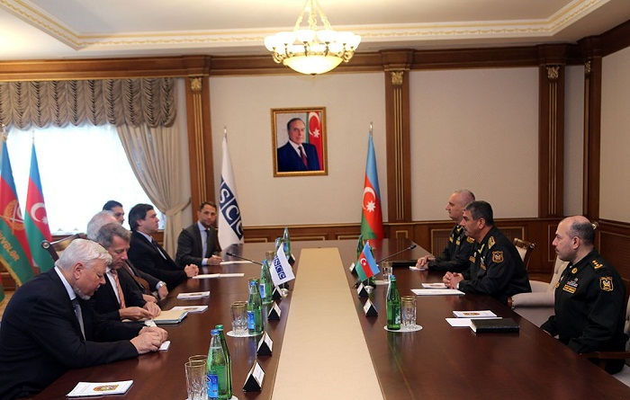 Aserbaidschanischer Verteidigungsminister und die Ko-Vorsitzenden der MG-OSZE diskutieren die Konfliktlösung in Karabach