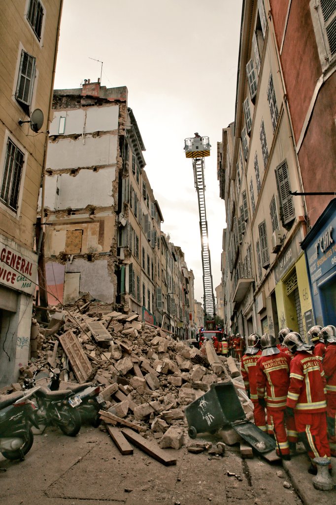 Se derrumban dos edificios de apartamentos en Marsella