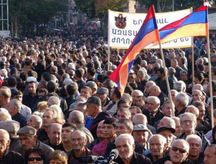 Ermənistanda fəhlələr etirazlara başladılar 