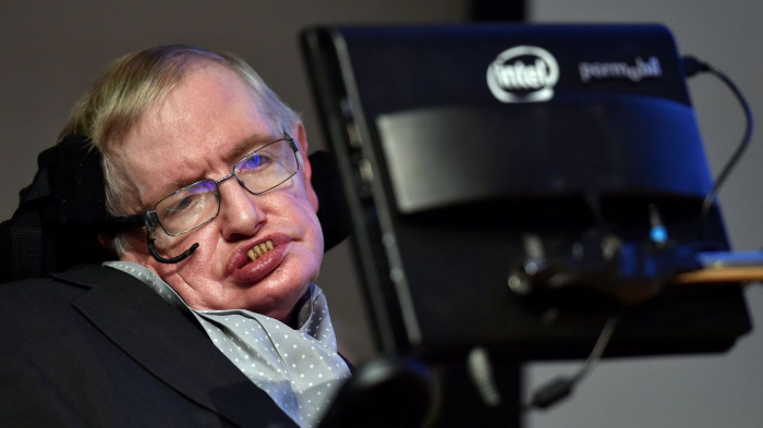 Venden en una subasta la silla de ruedas y la tesis doctoral de Stephen Hawking