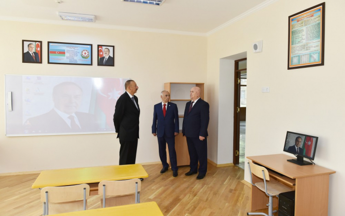 Staatspräsident Ilham Aliyev weiht im Khatai Stadtbezirk neues Schulgebäude ein 