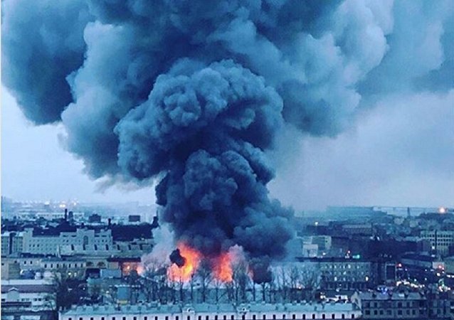 Großbrand in Einkaufszentrum in Sankt Petersburg – FOTOs und VIDEOs