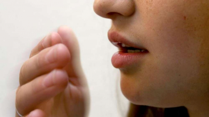 Bei Mundgeruch hilft regelmäßig die Zunge reinigen