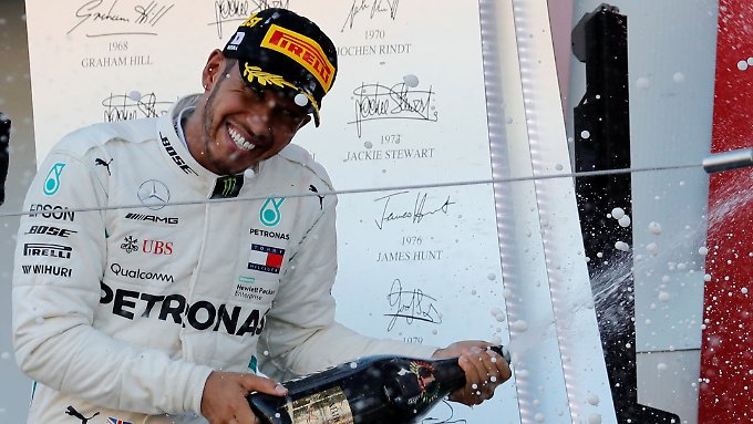 Hamilton hadert und kritisiert Mercedes
