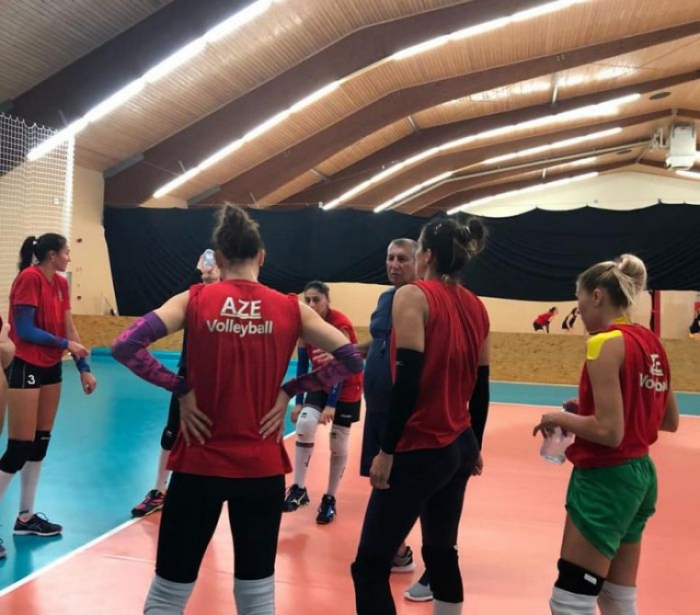 Aserbaidschanische Volleyballnationalmannschaft der Frauen trifft auf Serbien und Holland