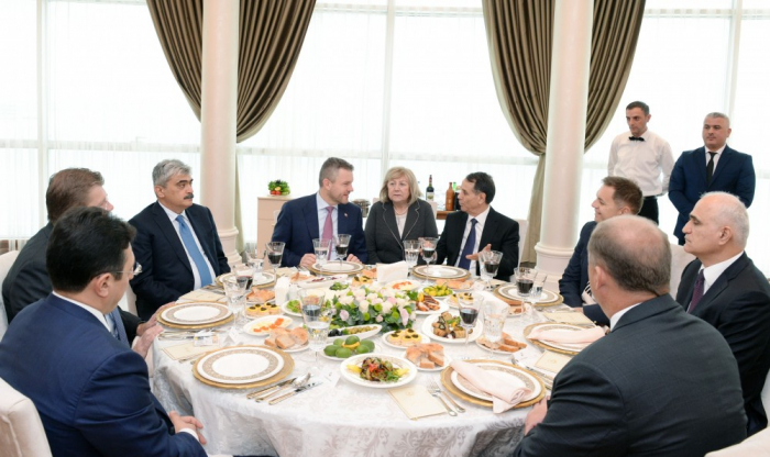 Gemeinsames Arbeitsessen von Ministerpräsidenten Aserbaidschans und der Slowakei